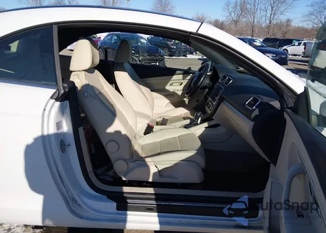 2016 Volkswagen Eos Komfort z USA, uszkodzony, nr VIN WVWBW8AH5GV001104